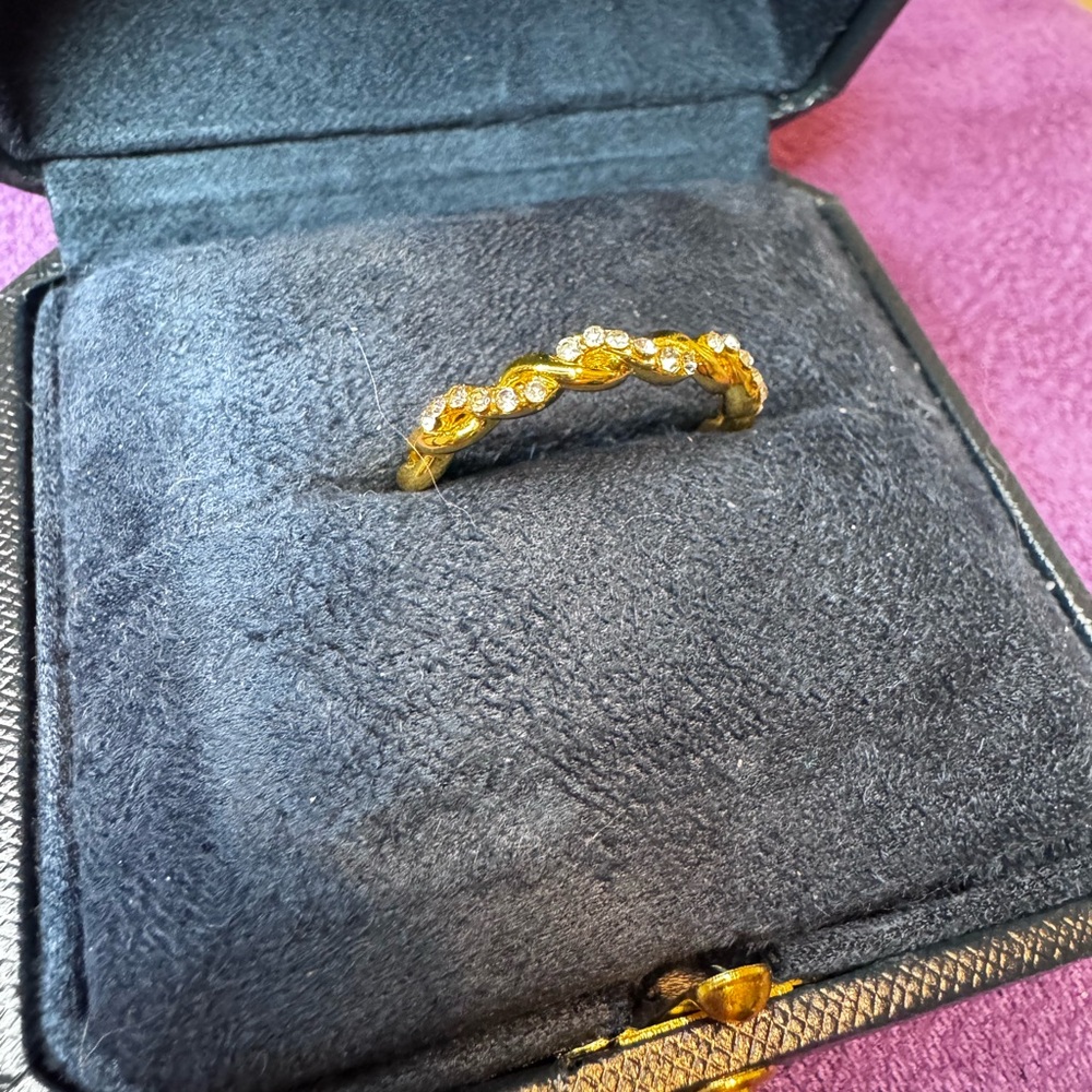Elegant Gold toned Women's Twist Ring